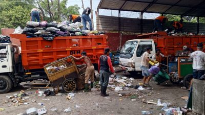 Pemkot Yogyakarta Angkut Sampah Menumpuk di Depo Purawisata