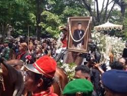 Ribuan Warga Yogyakarta Antar PB XIII ke Peristirahatan Terakhir di Imogiri